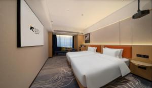 Letto o letti in una camera di Rezen Select Hotel guagnzhou Baiyun International Airport T2 Canton Fair Certificate Application & Free Shuttle