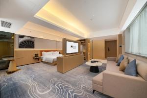 Letto o letti in una camera di Rezen Select Hotel guagnzhou Baiyun International Airport T2 Canton Fair Certificate Application & Free Shuttle