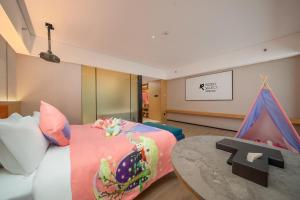 Letto o letti in una camera di Rezen Select Hotel guagnzhou Baiyun International Airport T2 Canton Fair Certificate Application & Free Shuttle
