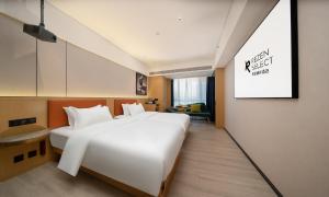 Letto o letti in una camera di Rezen Select Hotel guagnzhou Baiyun International Airport T2 Canton Fair Certificate Application & Free Shuttle