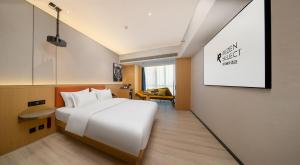 Letto o letti in una camera di Rezen Select Hotel guagnzhou Baiyun International Airport T2 Canton Fair Certificate Application & Free Shuttle