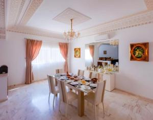 馬拉喀什的住宿－Luxe Oasis - VacayX - MARRAKECH，一间带桌椅的用餐室