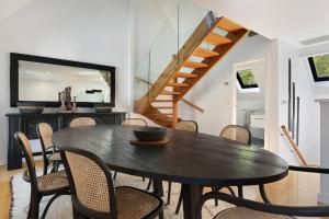 a dining room with a table and chairs at A Perfect Stay - A Top Spot in Byron Bay