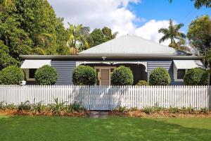 una cerca blanca frente a una casa en A Perfect Stay Aaloka Bay en Byron Bay