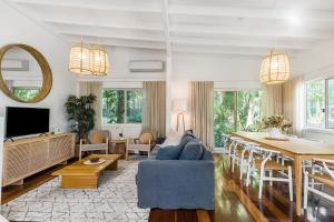 sala de estar con sofá azul y mesa en A Perfect Stay - Allure, en Byron Bay