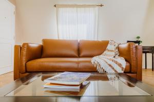 Ruang duduk di Orly Suites