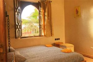 馬拉喀什的住宿－Riyad Anis - VacayX - MARRAKECH，一间卧室设有一张床和一个窗口