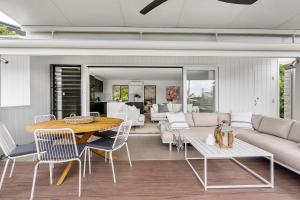 a living room with a table and chairs at A Perfect Stay - Boardroom at Wategos in Byron Bay