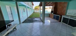 an empty courtyard of a building with a bench at Vila Mar Flats - 1 Dorm - Guriri - 800m da Praia in São Mateus
