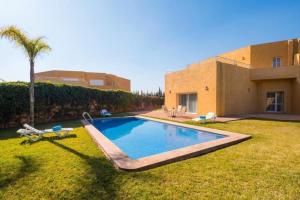 una piscina en el patio de una casa en Villa de Luxe avec Piscine Privé - VacayX - MARRAKECH en Marrakech