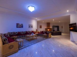 duży salon z kanapami i telewizorem w obiekcie Villa de Luxe avec Piscine Privé - VacayX - MARRAKECH w Marakeszu
