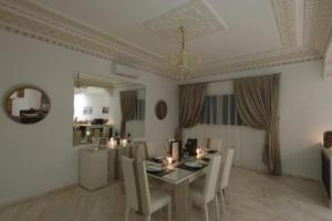 jadalnia ze stołem i krzesłami w obiekcie Villa de Luxe avec Piscine Privé - VacayX - MARRAKECH w Marakeszu