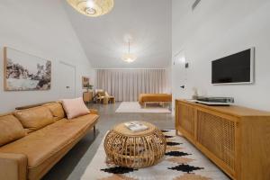 ein Wohnzimmer mit einem Sofa und einem TV in der Unterkunft A Perfect Stay - Casa Nomad in Ewingsdale