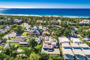 an aerial view of a resort with the beach at A Perfect Stay - Clique 1 in Byron Bay