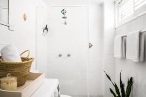 ein Bad mit einer Dusche und einem WC in der Unterkunft A Perfect Stay - Cooinda in Byron Bay