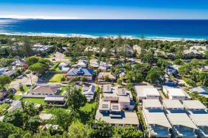 uma vista aérea de um resort com a praia em A Perfect Stay - Clique 3 em Byron Bay