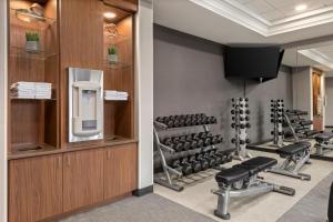 einen Fitnessraum mit einem Fitnessraum mit Laufbändern in der Unterkunft Courtyard Minneapolis St. Paul/Roseville in Roseville