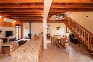 een woonkamer met een trap en een eetkamer bij Casa de campo São Bartolomeu in Coronel Pilar