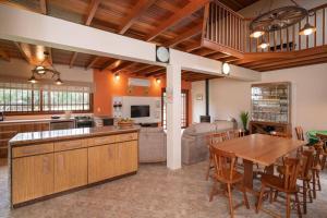 een keuken en woonkamer met een tafel en stoelen bij Casa de campo São Bartolomeu in Coronel Pilar