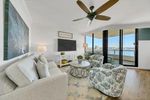 uma sala de estar com um sofá e cadeiras e uma ventoinha de tecto em East Pass Towers 603-FAB 3BR 2100 sf with Destin Harbor Views em Destin