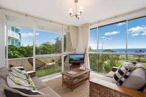 ein Wohnzimmer mit Meerblick in der Unterkunft A Perfect Stay - King Tide in Gold Coast
