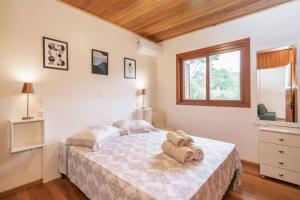 een slaapkamer met een bed met twee handdoeken erop bij Casa de campo São Bartolomeu in Coronel Pilar +58 foto's