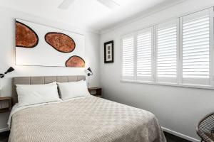 1 dormitorio con cama y ventana en A Perfect Stay - Little Geckos, en Byron Bay
