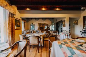 Hotel Fundo Las Tortolas 레스토랑 또는 맛집