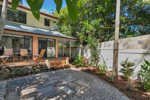 een huis met een patio en een huis bij A Perfect Stay - Mahogany Lodge in Byron Bay