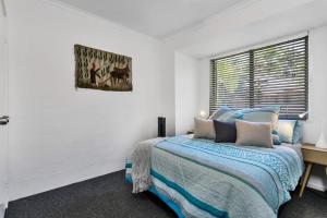 a bedroom with a bed and a window at A Perfect Stay - Mahogany Lodge in Byron Bay