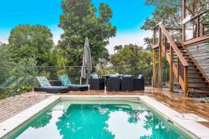 Πισίνα στο ή κοντά στο Mulivista - spacious home with ocean views & pool