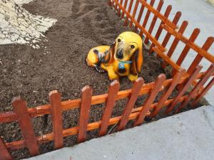 um cão dálmata de brinquedo sentado ao lado de uma cerca em Casa em Condomínio com Piscina Privativa em Araruama