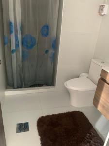 a bathroom with a toilet and a shower and a rug at Departamento Céntrico in La Paz