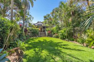 a large yard with a house with a large lawn at A Perfect Stay - Solstice in Byron Bay