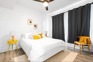 Uma cama ou camas num quarto em Citrus Suite - Close to Downtown, Hospital & Beaches