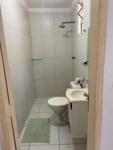 uma casa de banho com um WC, um lavatório e um chuveiro em Riacho do Recanto Pousada em Barreirinhas