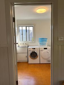 eine Waschküche mit einer Waschmaschine und einem Fenster in der Unterkunft Two Twenty Two Farm Stay in Grassy