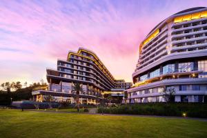 una representación de un edificio con un parque delante en Parnas Hotel Jeju, en Seogwipo