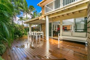 un porche de una casa con sofá y mesa en A Perfect Stay - Tradewinds 4 en Bangalow