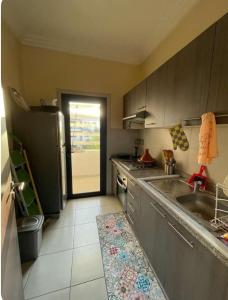 eine Küche mit einer Spüle und einem Kühlschrank in der Unterkunft أكادير in Zemmour Touirza
