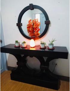 einen Tisch mit einem Spiegel und Topfpflanzen darauf in der Unterkunft Heavenly Angels Transient in Santa Rosa