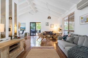 un soggiorno con divano e tavolo di A Perfect Stay - Arcadia a Cabarita Beach