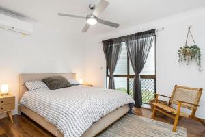 una camera con letto e finestra di A Perfect Stay - Arcadia a Cabarita Beach