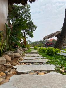 寧平的住宿－Lemon Tree Homestay Tam Coc，石头小路,岩石和建筑