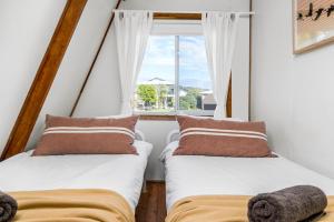 twee bedden in een kamer met een raam bij A Perfect Stay - A Frame in Scotts Head