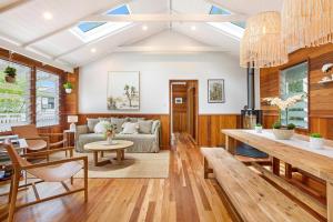 Χώρος καθιστικού στο Golden Hus - spacious South Golden Beach home