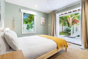 Ένα ή περισσότερα κρεβάτια σε δωμάτιο στο Golden Hus - spacious South Golden Beach home