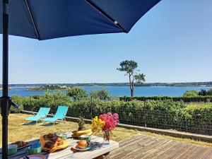 una mesa con comida y vistas al agua en Maison Roscanvel, 4 pièces, 6 personnes - FR-1-370-52, en Roscanvel