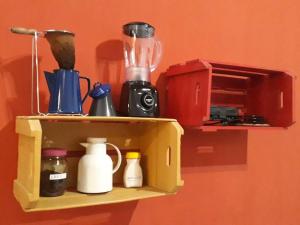 un estante con una licuadora y otros artículos de cocina. en Tranquilidade e conforto na floresta - Rota do Vinho en São Roque