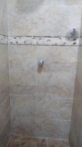 um chuveiro com uma porta de vidro na casa de banho em VILLA MORELI em Papare